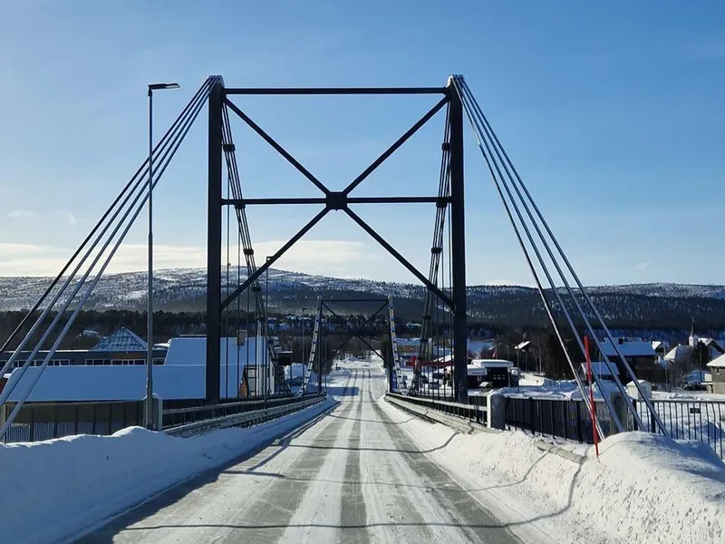 Bilde av Karasjon bru i vintersol.