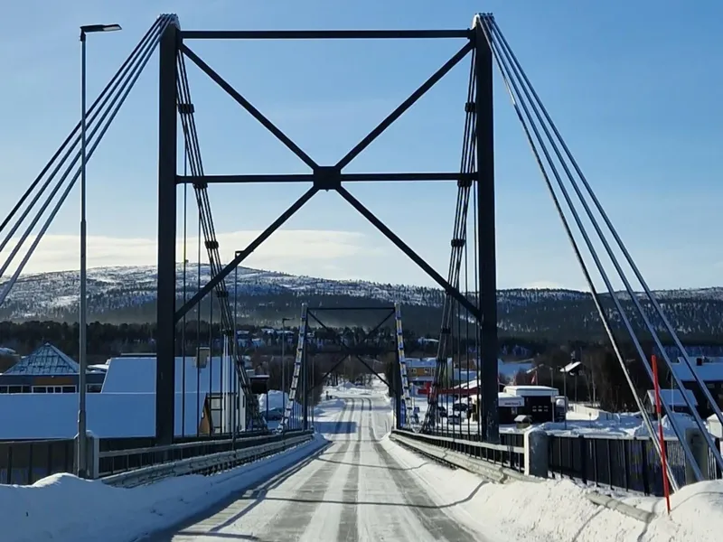 Karasjok bru skal få nye brufuger. Det blir arbeid på brua ut april måned. Foto: Statens vegvesen.