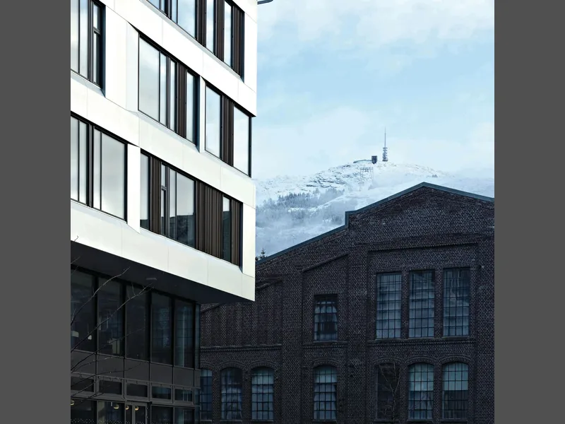 Det nye K2 bygget og høgskolens hovedbygg på Kronstad som en gang huset NSBs verksted i Bergen.