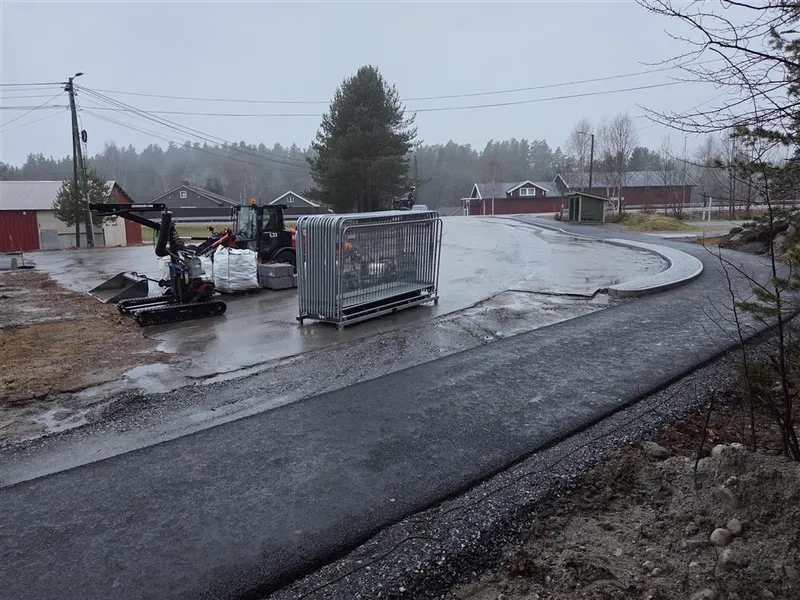 Bilde som viser den nyasfalterte parkeringsplassen mellom Otrahallen og Hornnes barneskule. Her har det blitt oppgradert iht trafikksikkerhetshensyn. Det har kommet ny drop-off-sone, parkeringsplass, gangveg for myke trafikanter og leveringssone for buss. - Klikk for stort bilde