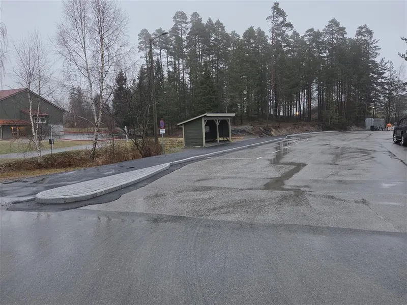 Bilde som viser den nyasfalterte parkeringsplassen mellom Otrahallen og Hornnes barneskule. Her har det blitt oppgradert iht trafikksikkerhetshensyn. Det har kommet ny drop-off-sone, parkeringsplass, gangveg for myke trafikanter og leveringssone for buss. - Klikk for stort bilde