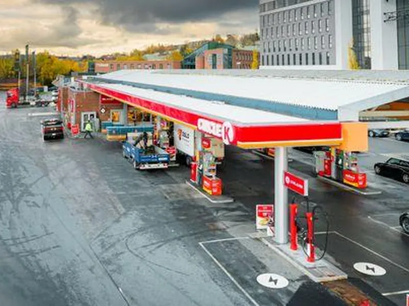 Circle K E6 Furuset har nå verdens største Circle K ladepark med 28 ladeplasser (300–400 kW) -  klare for alle som har behov for hurtiglading.