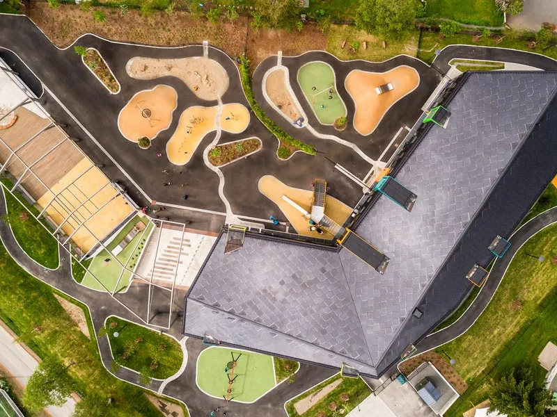 Dronebilde over bygg og uteområde.Foto