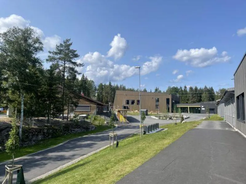 Bildet viser skolegården