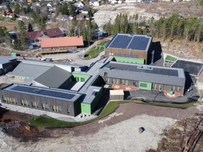 Bilde viser dronebilde av Kirkebygden barneskole
