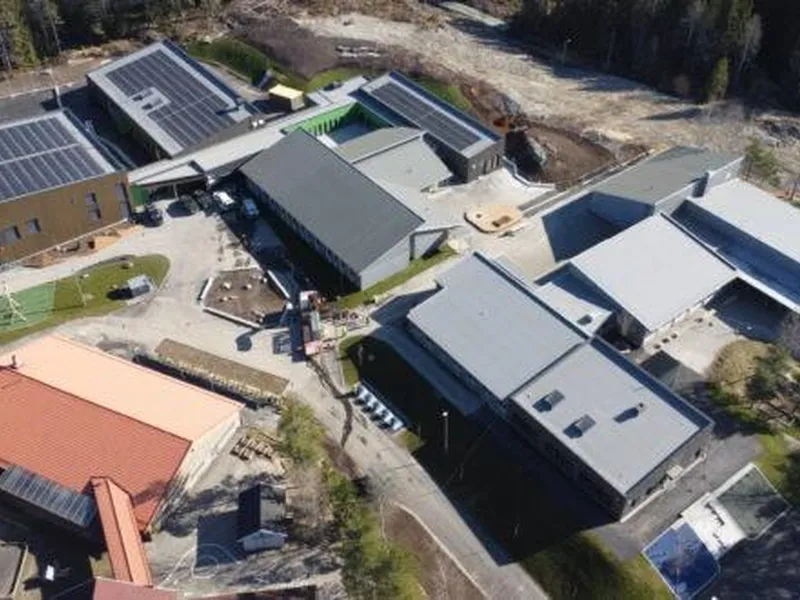 Bilde viser dronebilde av Kirkebygden barneskole