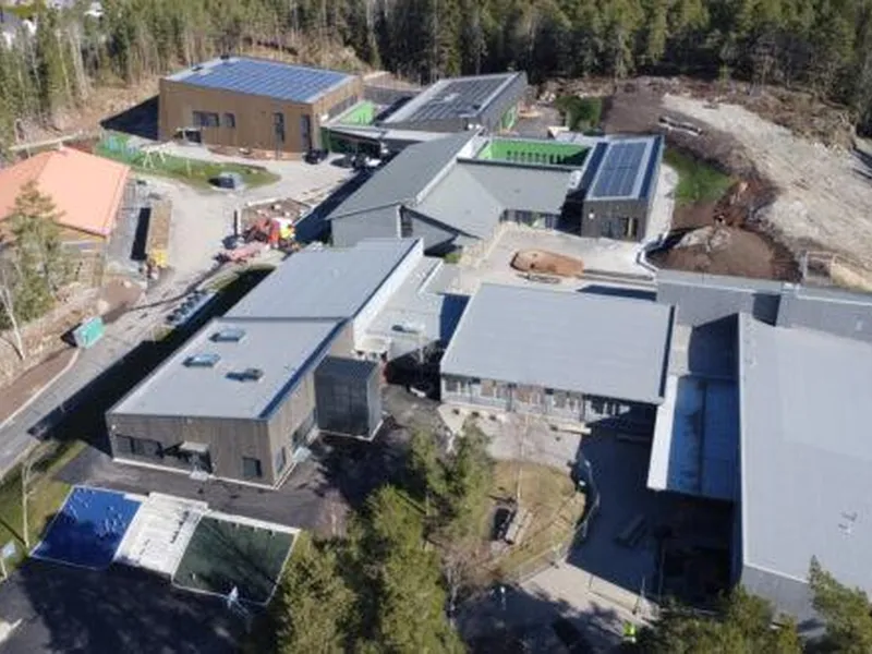Bilde viser dronebilde av Kirkebygden barneskole