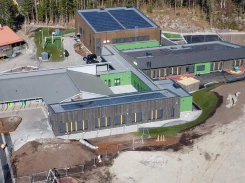 Bilde viser dronebilde av Kirkebygden barneskole