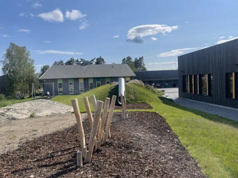 Bildet viser noe av skolens nye uteområde.