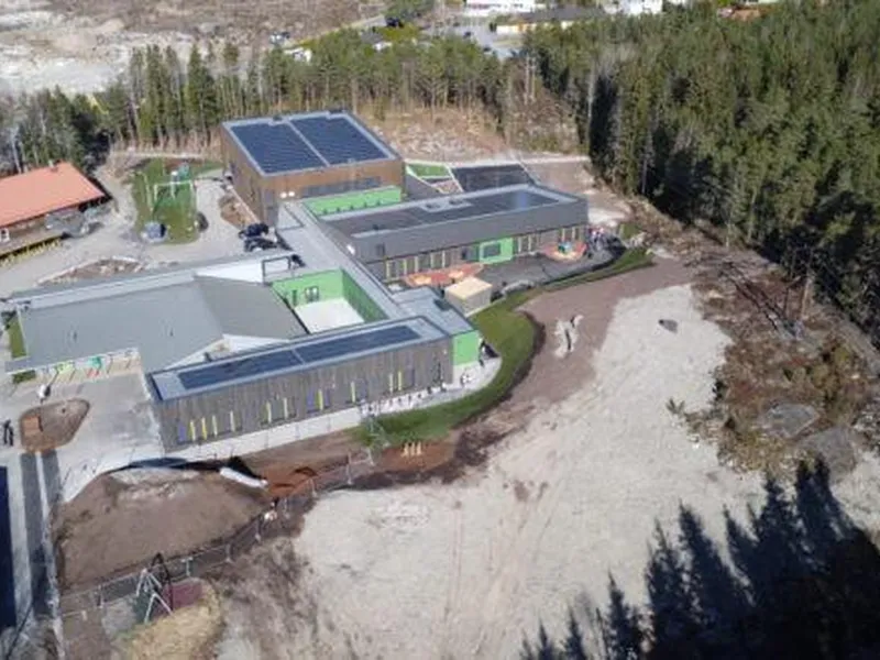 Bilde viser dronebilde av Kirkebygden barneskole