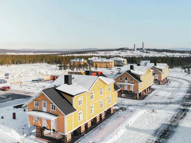 Flyttede hus på rekke og rad. Her har Veidekke fått god trening før den store finalen. Foto: Veidekke.