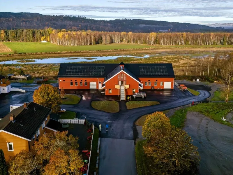 Slik ser det nye driftsbygget på Kjelle videregående skole ut fra luften.. Foto: Javier Albatross Films