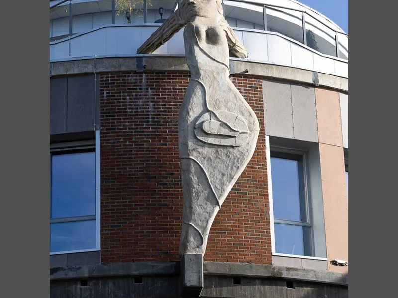 Front av Klosterøya Vest med monument