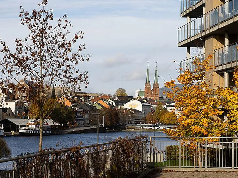 Front av Klosterøya Vest med utsikt mot Skien og kirken