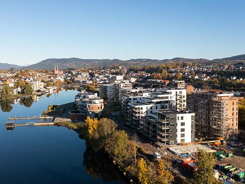 Klosterøya Vest byggetrinn 5 med oversikt over byggeplass i solen og skien by i bakgrunnen