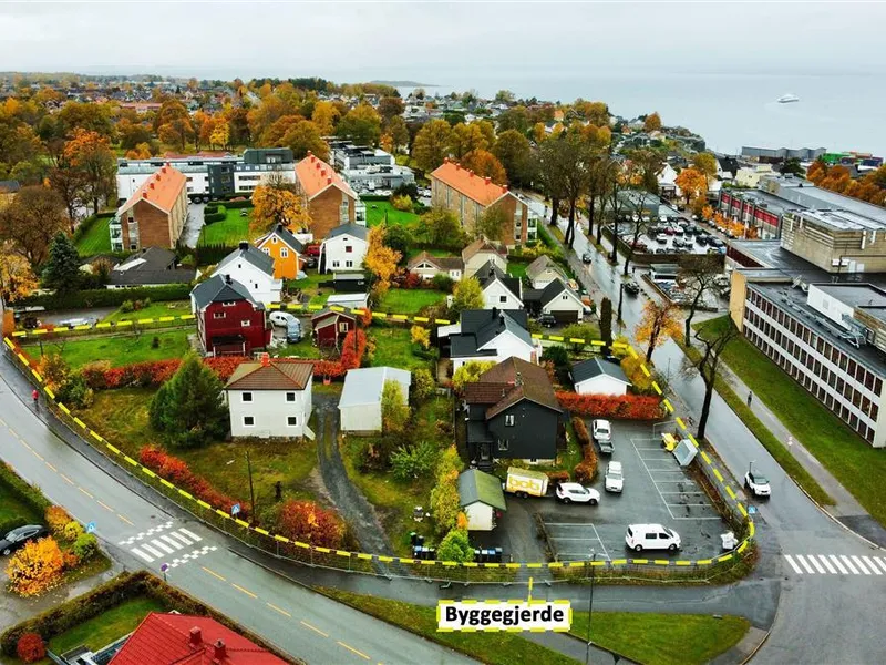 Dronebilde av hus med markert område i stiplet gult som tydeliggjør området det er snakk om. - Klikk for stort bilde