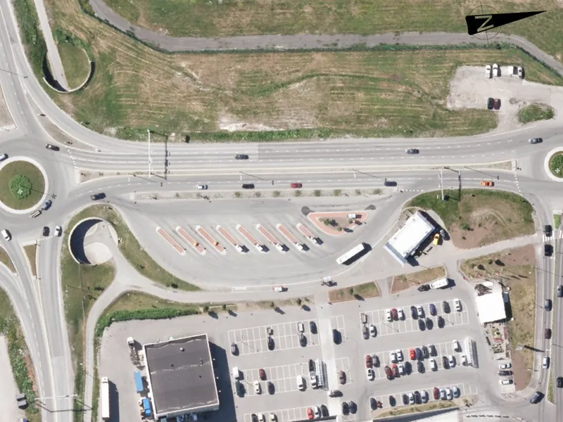 Dagens bussterminal har 760 bussavganger daglig og ca. 900.000 avstigende og 900.000 påstigende årlig. Samtidig er dagens terminal trafikkfarlig og utformet slik at bussene får mye unødvendig kjøring for å sette av og ta på folk. I tillegg er den dårlig tilrettelagt for reisende med spesielle behov. Illustrasjon: Statens vegvesen.