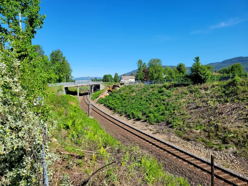 Brua som skal monterast, vil gå over jernbanen rett nord for brua over riksveg 36.