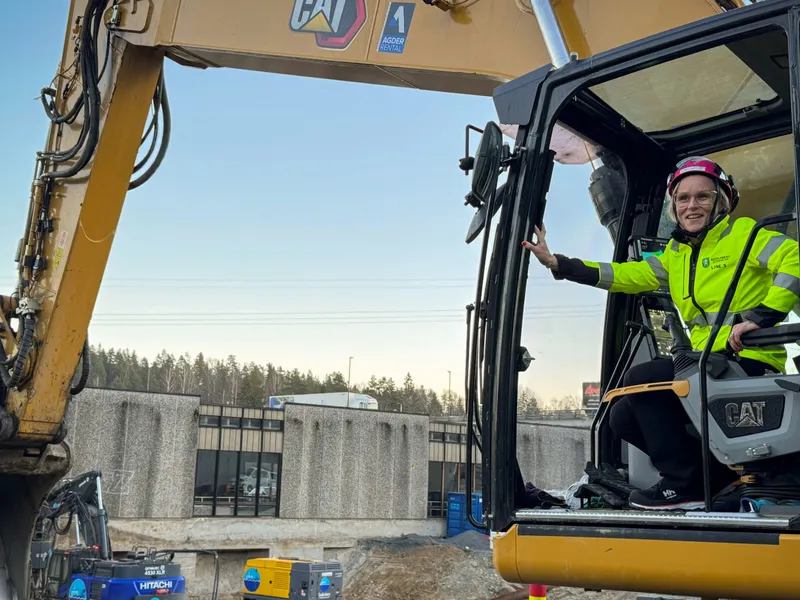 Ordfører Line Spiten i Kongsberg kommune, fikk æren av å ta det første symbolske spadetaket fra gravemaskinen.. Foto: Kongsberg kommune.