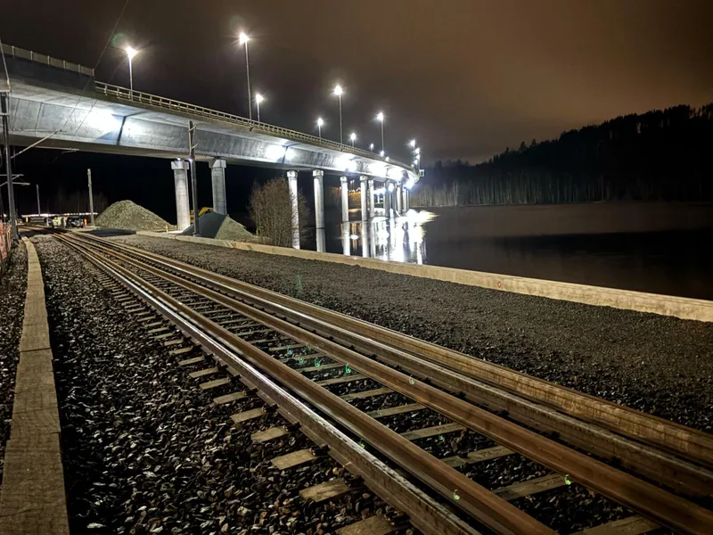 På Galterud i Kongsvinger kommune bygges det et 740 meter langt kryssingsspor, som blant annet omfatter etableringen av en over 400 meter lang fylling i Glomma.. Foto: Bane Nor