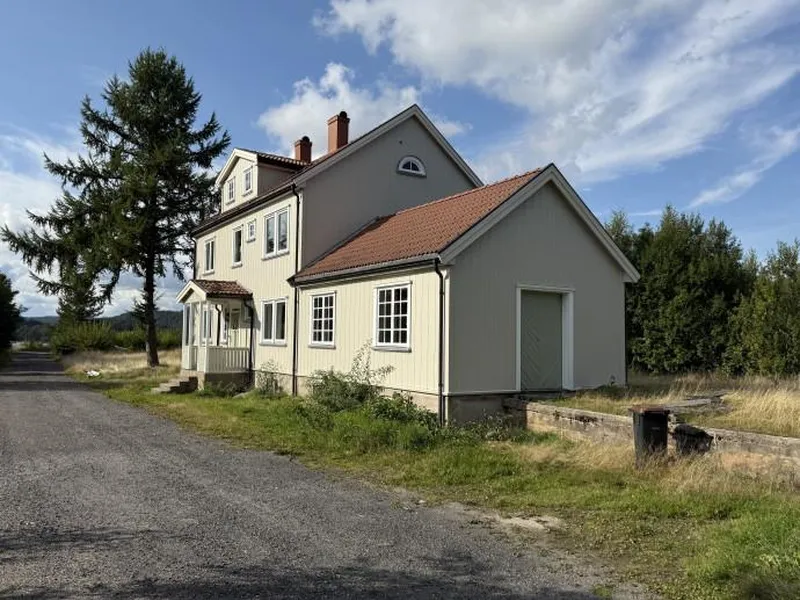 Blide av en nymalt stasjonsbygning på Merkebekk, Drangedal kommune