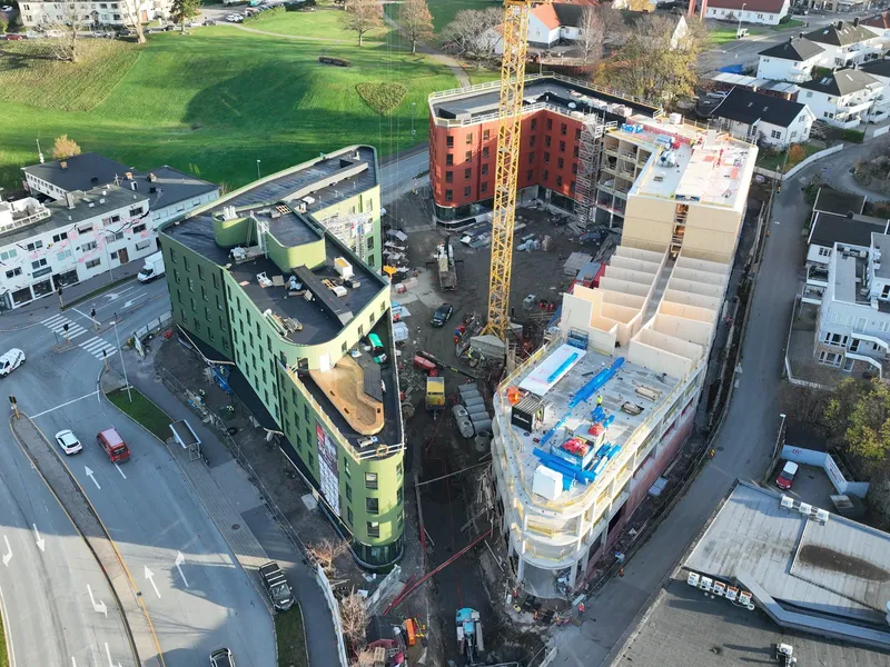 "Lund Torv prosjekt – bærekraftig bygg i massivtre i Kristiansand"
"Studentboliger og næringsarealer under bygging på Lund Torv"
"Innovativ sikring av byggegrop ved Lund Torv"
