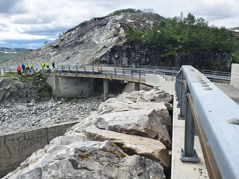 Krokevasselva bru ligger på fylkesvei 5442, som går fra Matre til Bjordal. Nå skal brua rives og erstattes med ei ny bru. Den nye brua skal være klar for bruk sommeren 2021. Foto: Peab.