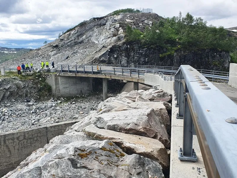 Krokevasselva bru ligger på fylkesvei 5442, som går fra Matre til Bjordal. Nå skal brua rives og erstattes med ei ny bru. Den nye brua skal være klar for bruk sommeren 2021. Foto: Peab