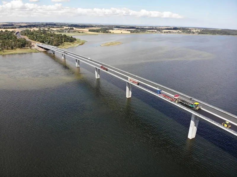 I tillegg til broen over Roskilde Fjord, har motorveien elleve andre mindre strukturer.