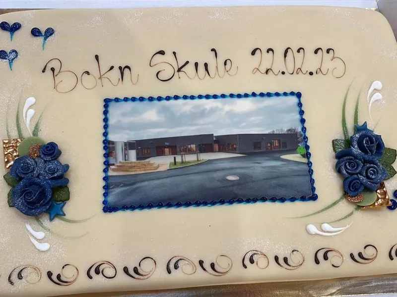 Bilde av kake frå skuleopninga 22.02.23. - Klikk for stort bilete