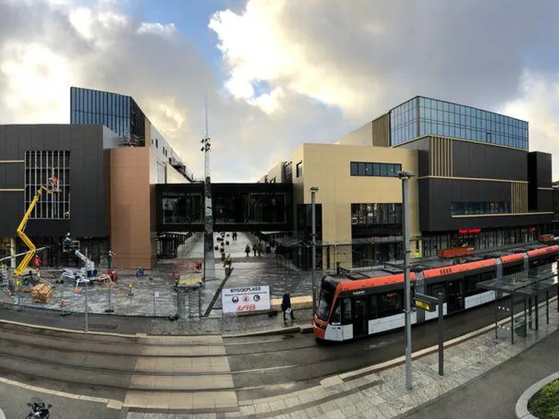 Kjøpesenteret Lagunen Storsenter har fått gågater, allmenninger, levende fasader, parkering under bakken og mange nye butikker og spisesteder. Foto: lagunen.no