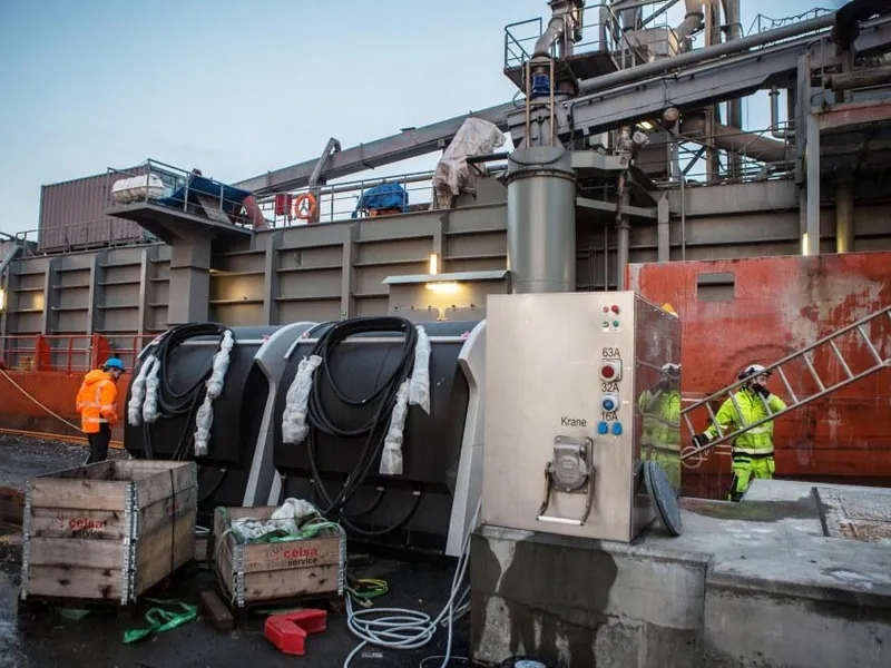 Sementbåtene til Heidelberg Cement får landstrøm.