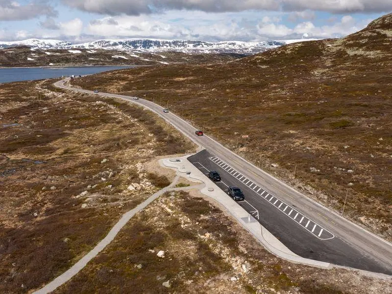 Luftfoto av parkeringsplassen Ørteren langs Nasjonal turistveg Hardangervidda.
