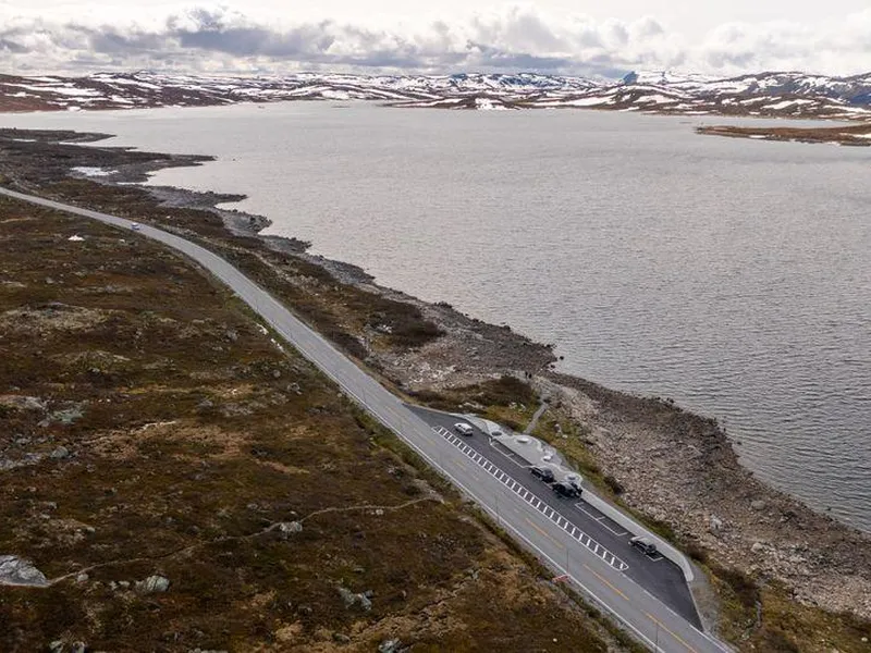 Luftfoto av rasteplassen Vardestopp langs rv.7. Biletet viser den lille rasteplassen ligge plassert langs rv7. med kort avstand til innsjøen Ørteren.