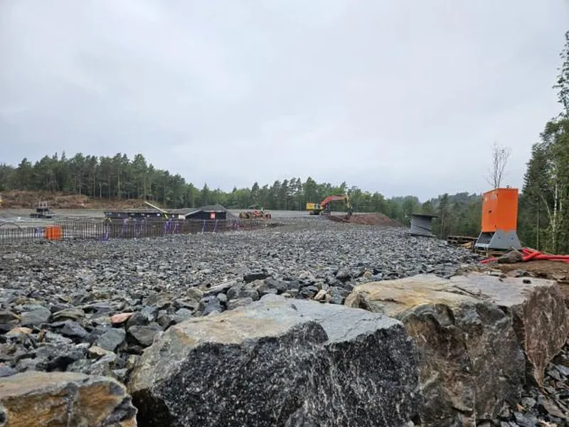 Bildet viser fyllingen hvor fotballbanen skal ligge.