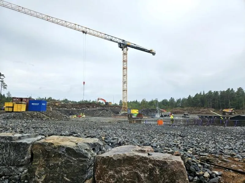Anleggsarbeid på to terrengnivåer.
