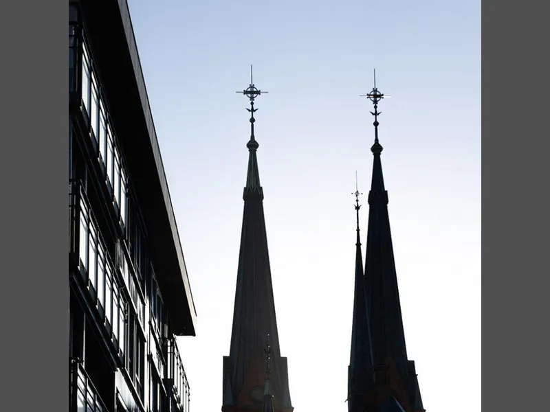 Lietorvet boliger mit kirkespir i sola