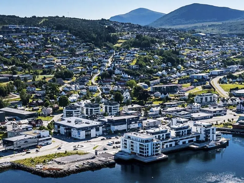 Ulsteinvik sentrum. - Klikk for stort bilete