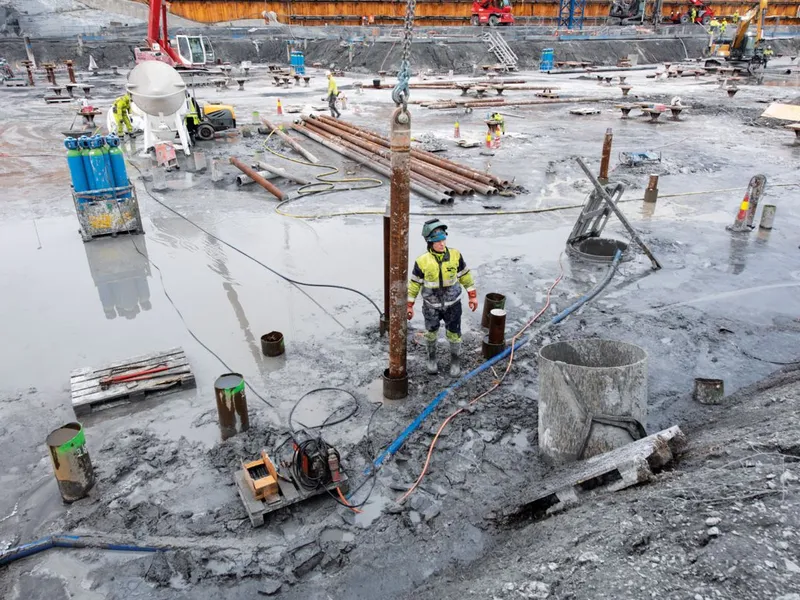 TRYGG GRUNN. Seabrokers Fundamentering er ett av selskapene som skal sørge for at det nye Livsvitenskapsbygget står på trygg grunn. Totalt skal 1.434 stålkjernepeler bores i bakken.