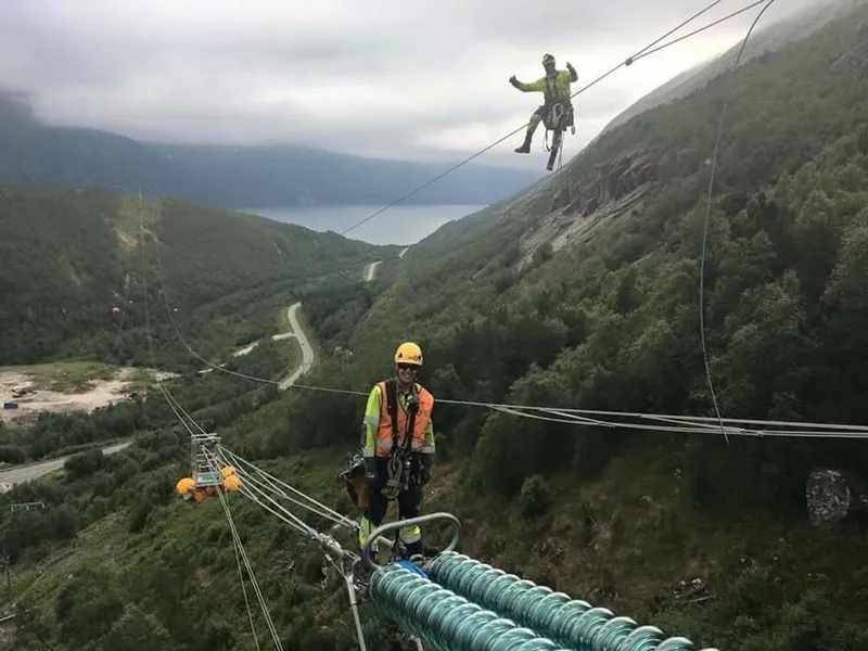 Det blir mer høytsvevende arbeid for Kraftmontasje som nå skal bygge 55 kilometer kraftledning fra Svolvær videre utover i Lofoten. Foto: Kraftmontasje