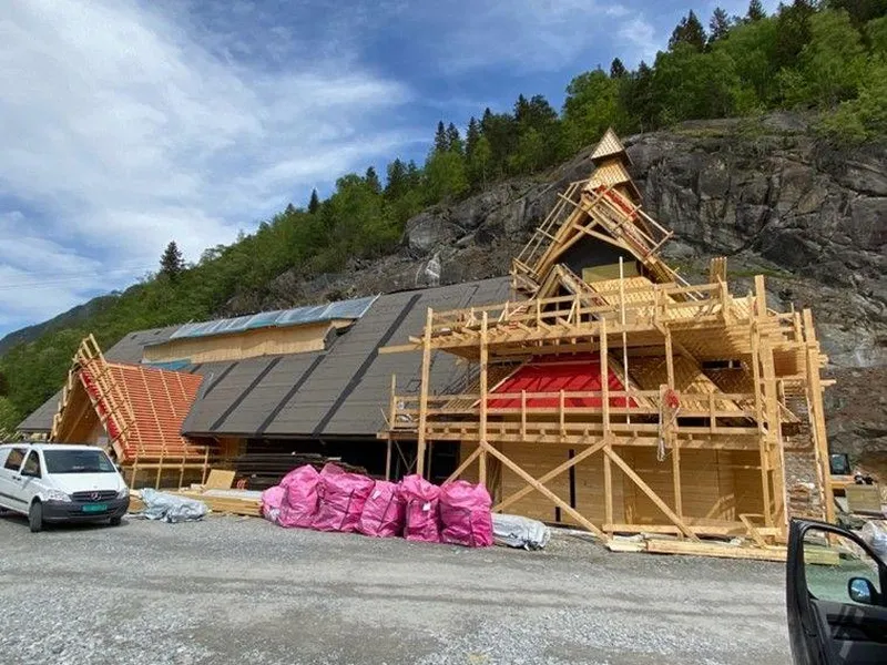 Langhuset, som ligger som en forlengelse av stavkirken, er isolert med både ROCKWOOL Flexi A-plate og HardRock Energy takplater.