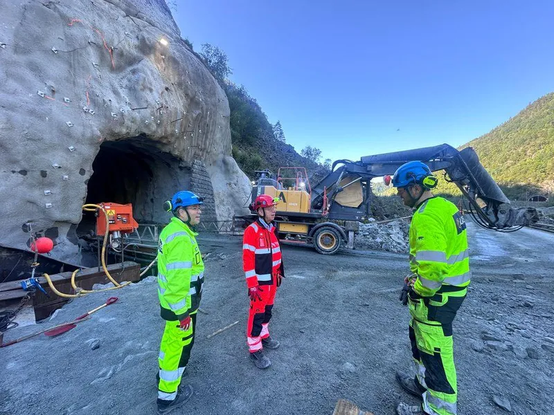Fra lekten skal entreprenørene drive en 190 meter lang og bratt tilførselstunnel opp til vegtunnelen. Høydeforskjellen er 17 meter. Prosjektlederne Geir Strømstad og Bernt-Jøran Reinholdsen er imponert over jobben arbeidsleder Finn Christian Gundersen og resten av tunneldriverne gjør.