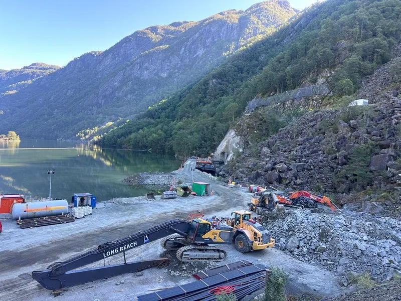 Terrenget byr på store utfordringer innerst i Lovrafjorden. Både sjøbunnen og fjellet er krevende.