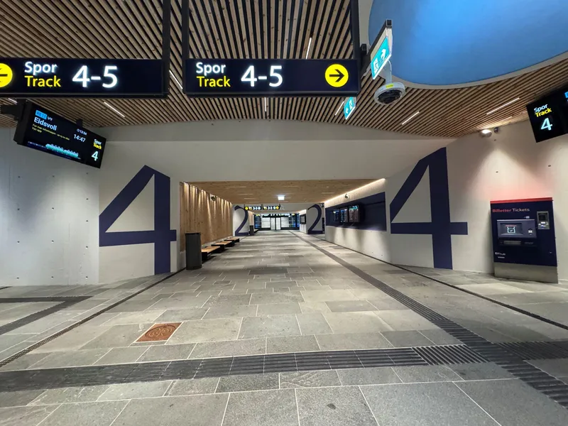 Innendørsbilder fra en togstasjon