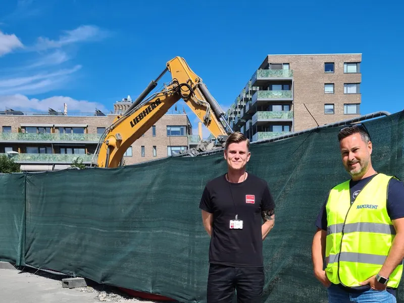 Anleggsleder i Veidekke, Roger Dalheim(t.v.) og storkundeselger Atle Bråthen i Ramirent på byggeplassen på Ensjø der OBOS-prosjektet Lumanders Hage skal reise seg de neste årene. Kontrakten mellom Ramirent og Veidekke har en varighet på nærmere tre år. Foto: Ramirent