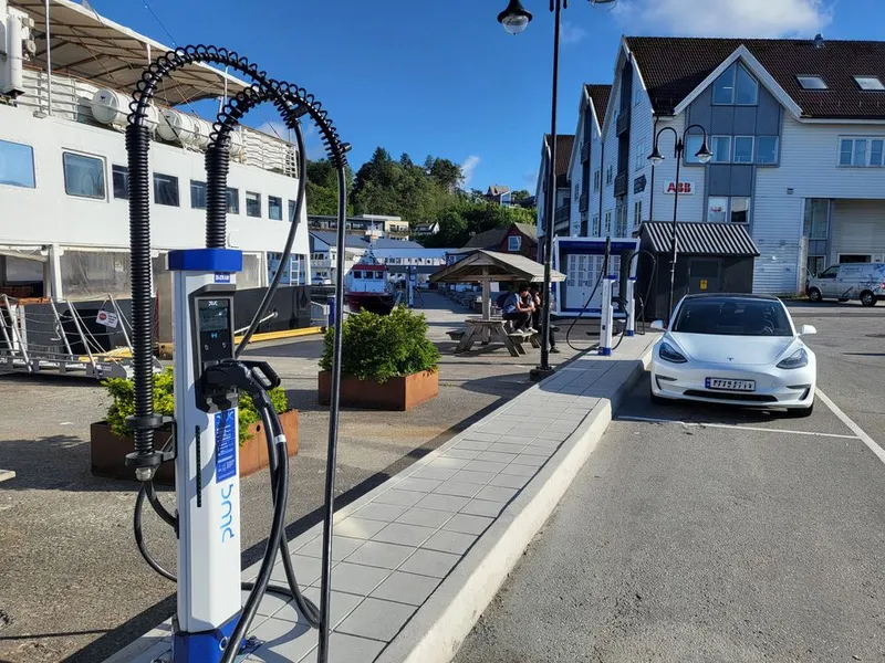 I Leirvik havn er det etablert fem lynladere for både elbiler og elfartøy.