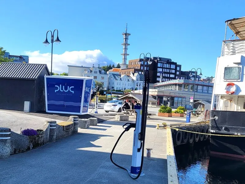 I Leirvik havn er det etablert fem lynladere for både elbiler og elfartøy.