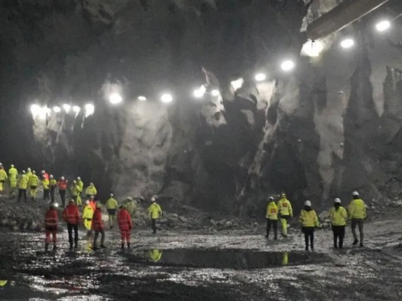 fleire personar i arbeidskle i berghall - Klikk for stort bilete