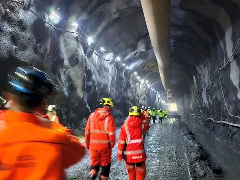 Personar i arbeidskle går ut av tunnel - Klikk for stort bilete