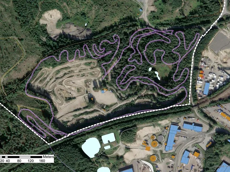 Bildet er et luftfoto over motorsportanlegget, slik at man ser hvor motorsportløypene i området går.